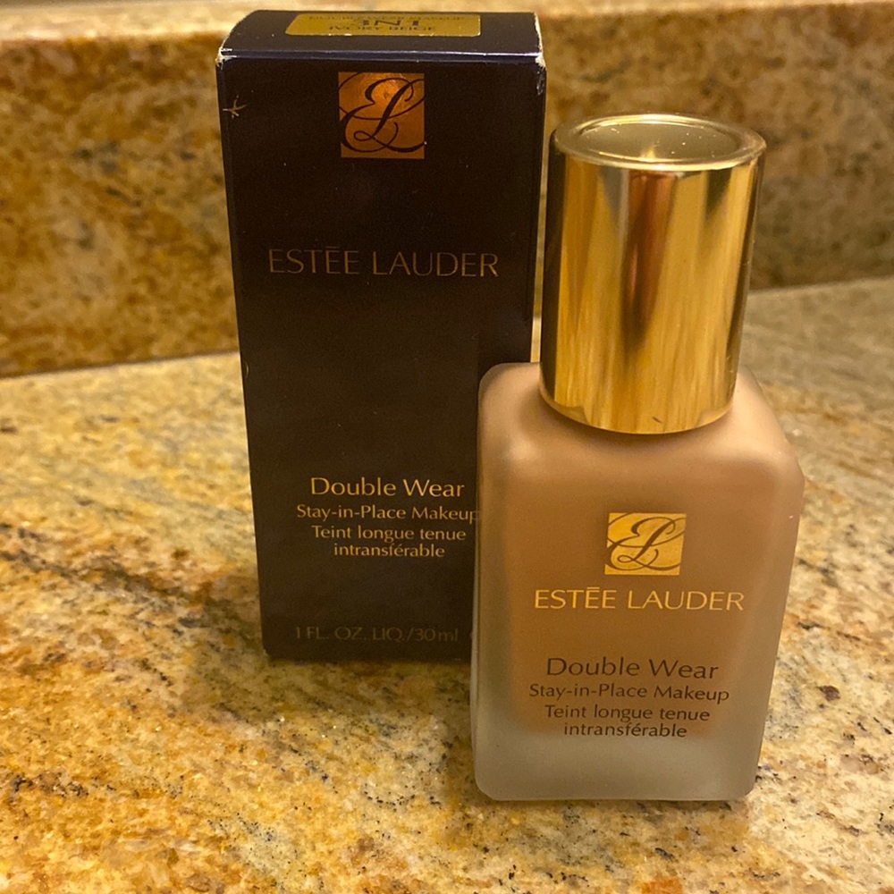 Estée Lauder Double Wear foundation in 3N1 ivory beige